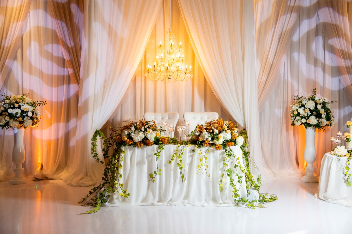115-deer-creek-bride-and-groom-head-tabl