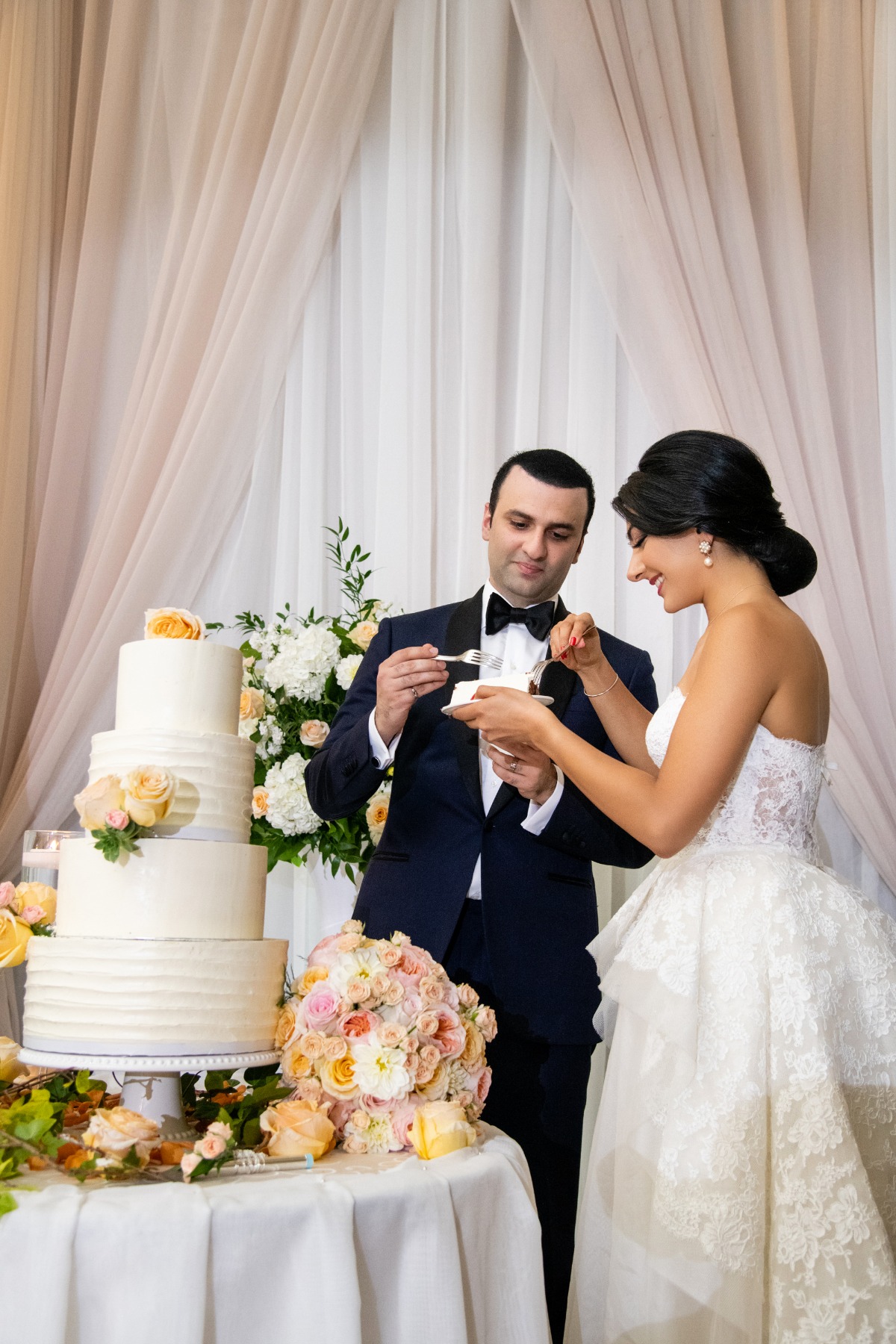 133-wedding-cake-cutting-photo-at-deer-c