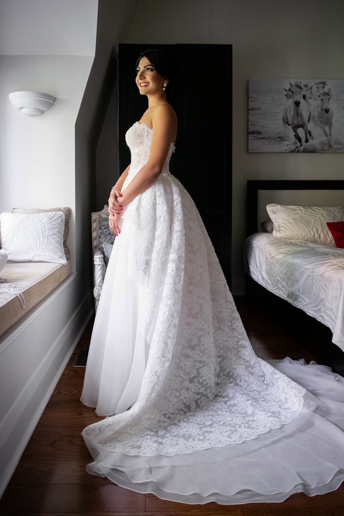 21-happy-bride-by-the-window-picture