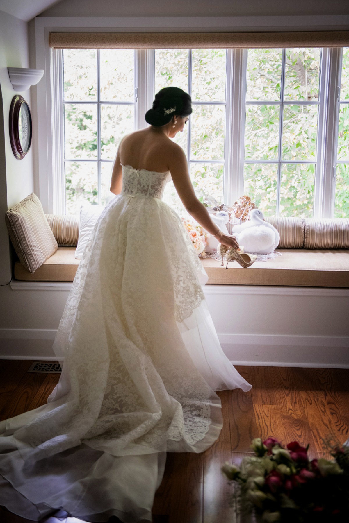 23-back-shot-of-a-bride-holding-shoes