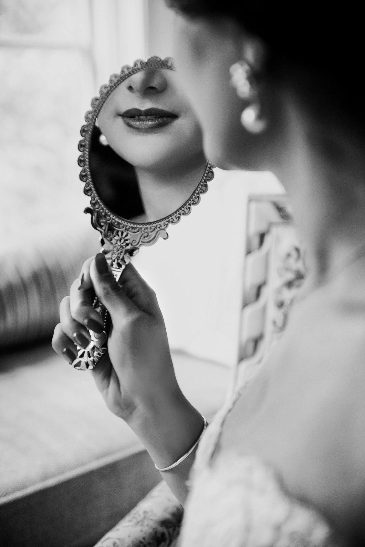25-lips-reflection-in-a-hand-mirror