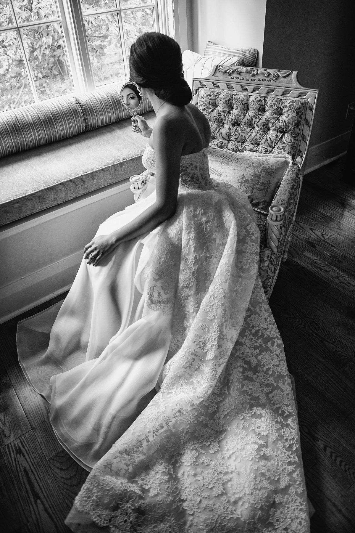 26-persian-bride-with-a-little-hand-mirr