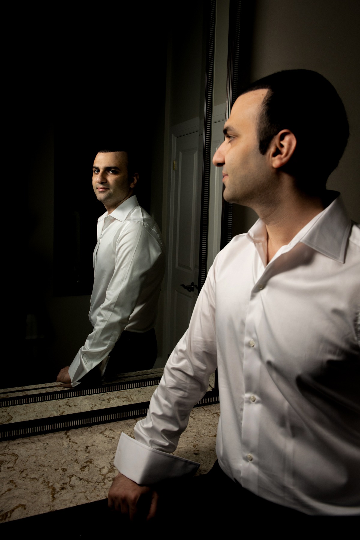 4-mirror-reflection-of-a-persian-groom