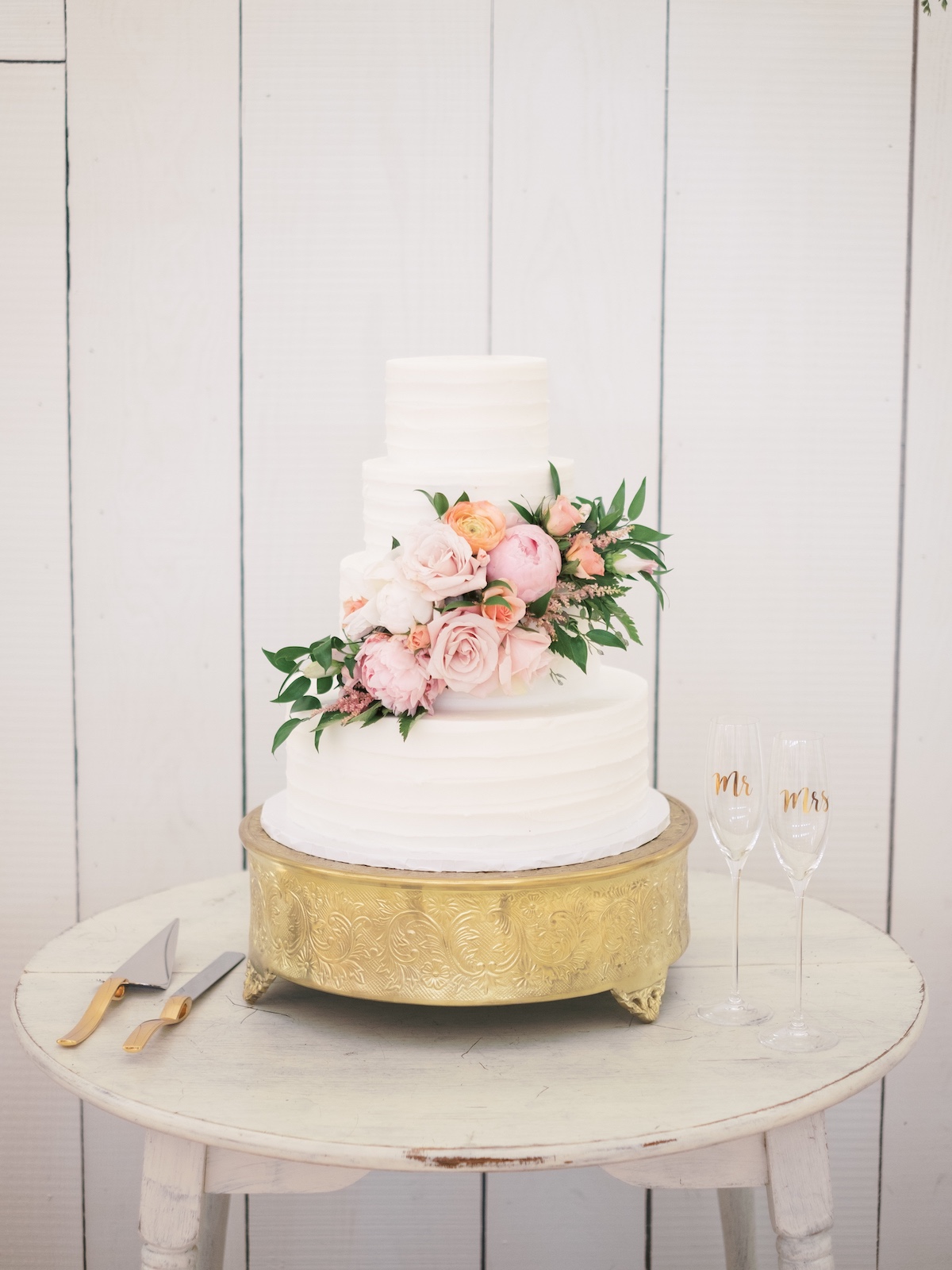 pink floral decorated wedding cake