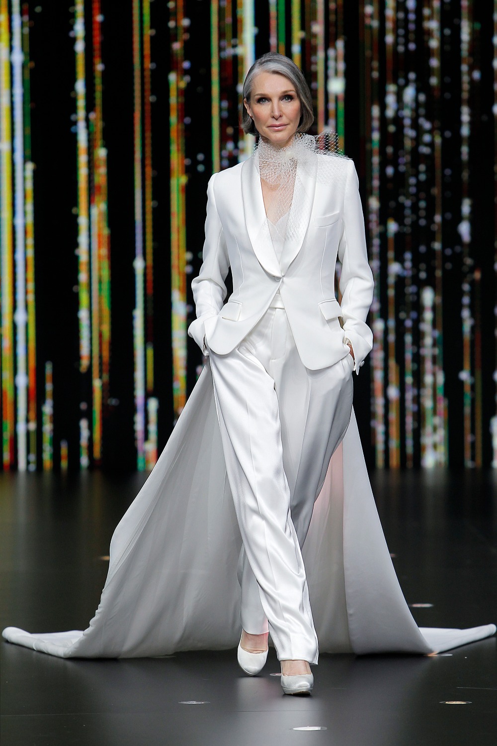 08_traveler_pronovias-fashion-show-2019