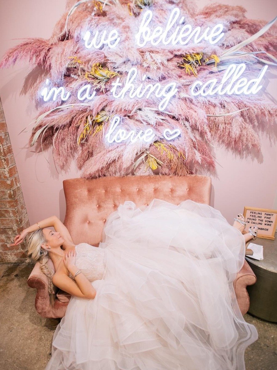 15 Neon Wedding Signs We’re All About RN