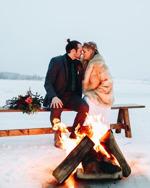 winter campfire wedding photos
