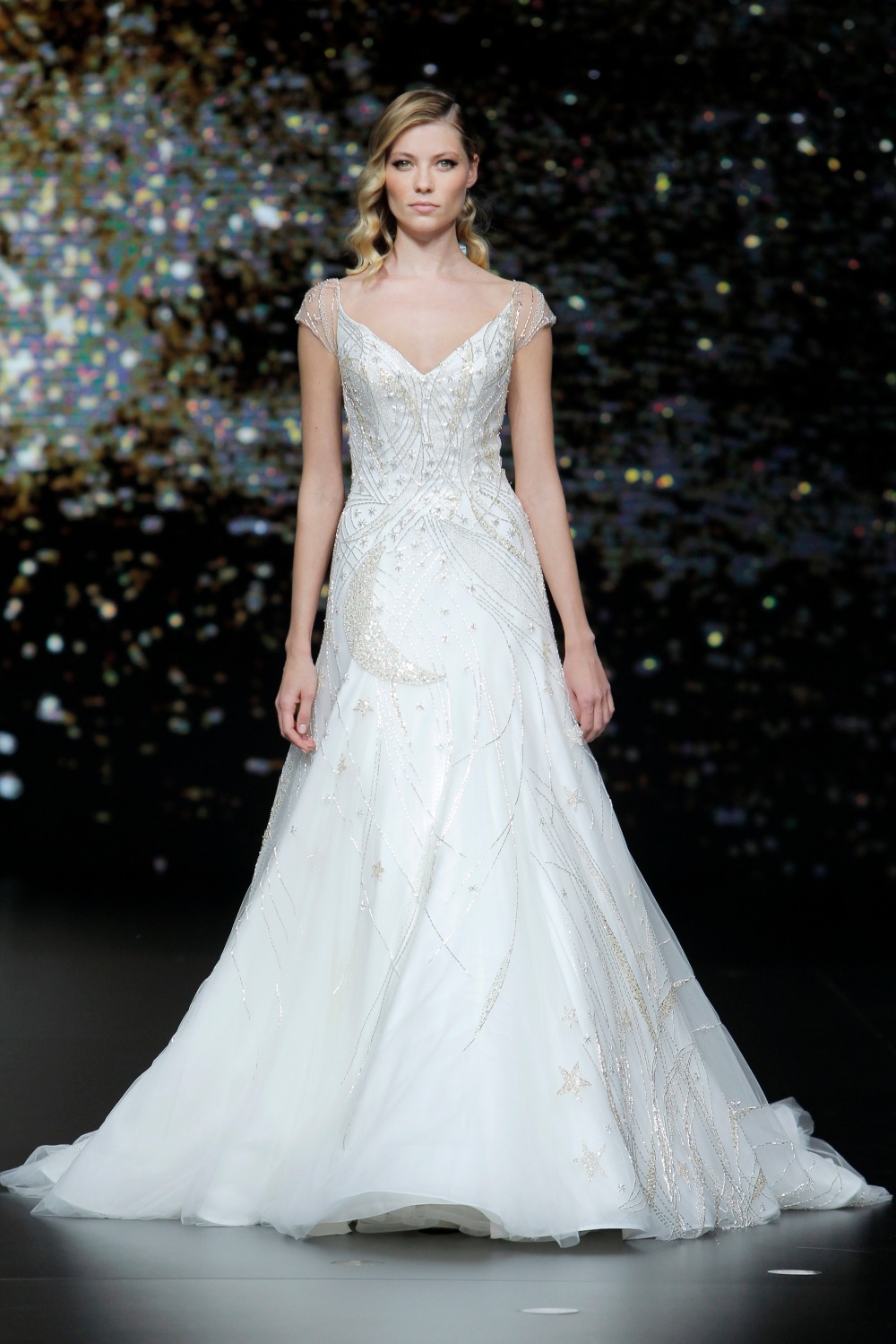 32_intergalactic_pronovias-fashion-show-2019