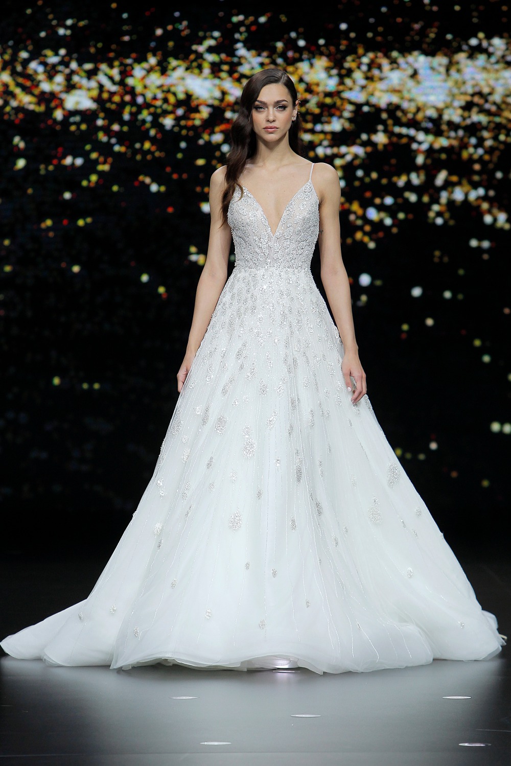 35_shining_pronovias-fashion-show-2019