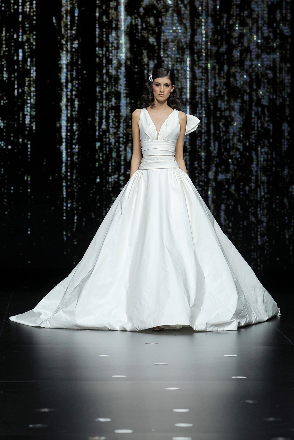 36_gravity_pronovias-fashion-show-2019