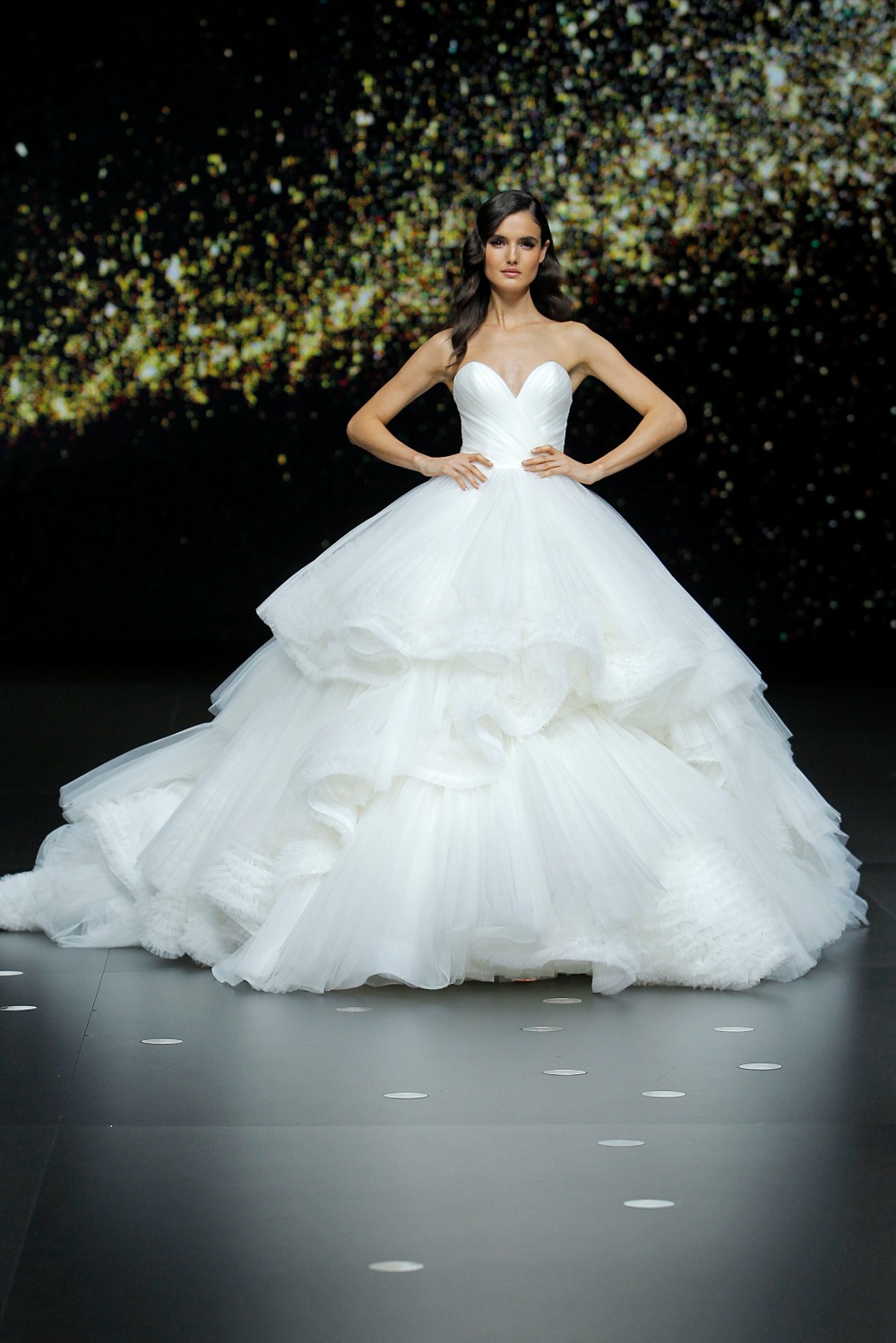 41_earthrise_pronovias-fashion-show-2019