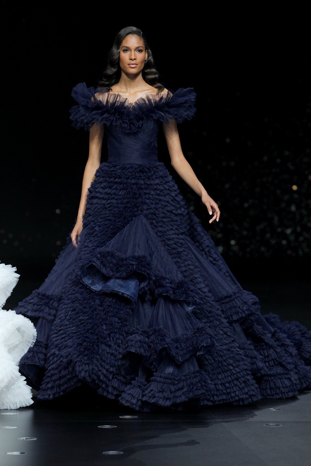 43_voyagernavy_pronovias-fashion-show-2019