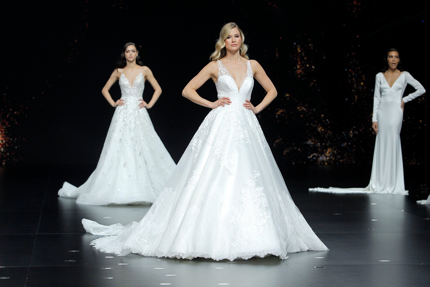 49_pronovias_05_pronovias-fashion-show-2019