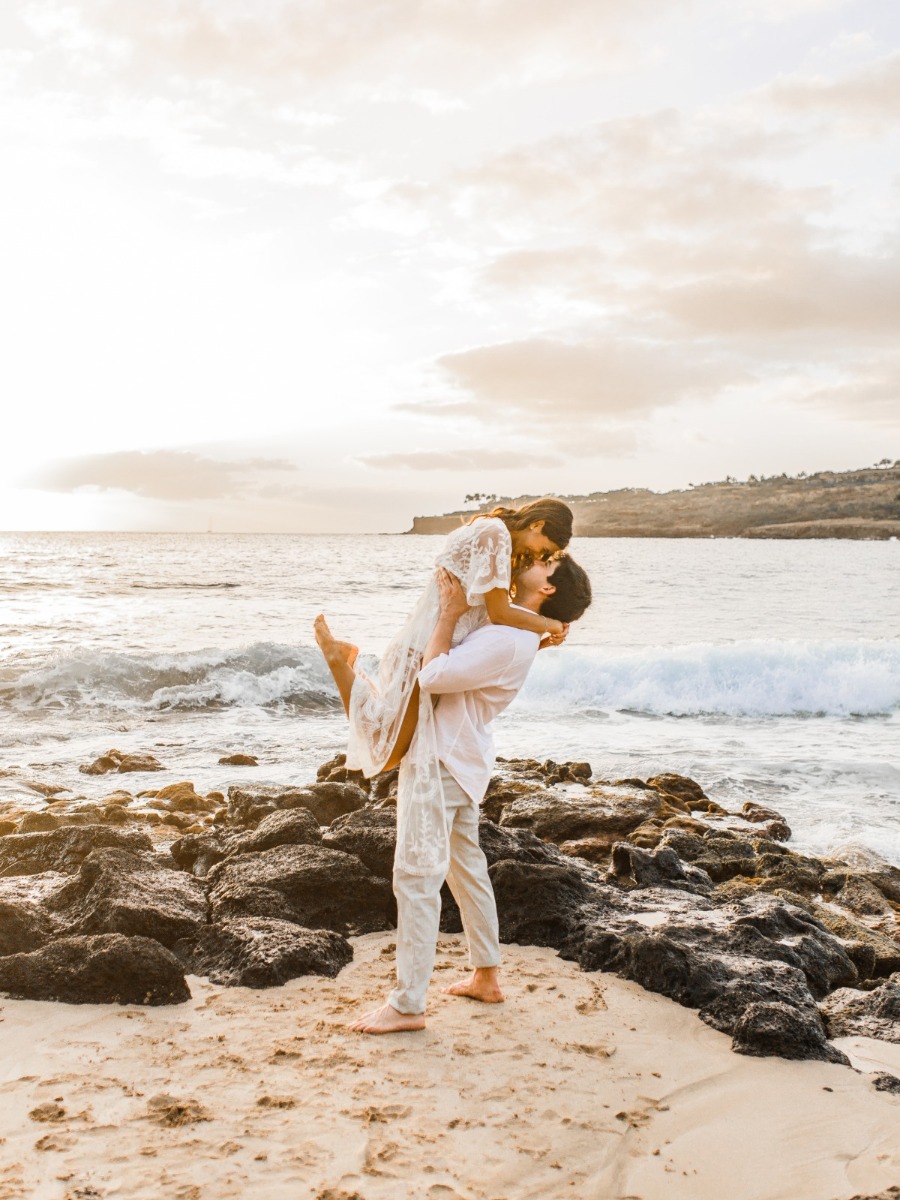 A Dreamy Engagement Session on the Beach in Lanai