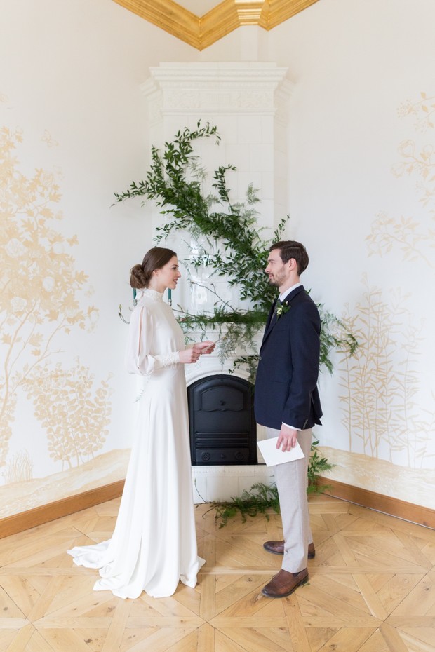 romantic and minimalist wedding ceremony decor
