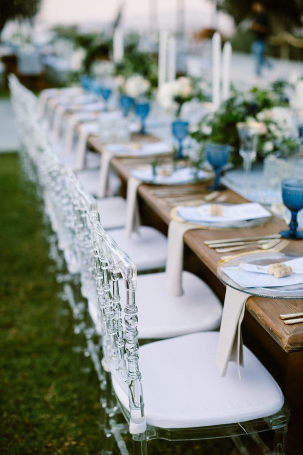 family style seating at this blue and white table