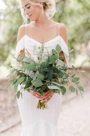 bride with neutral bouquet