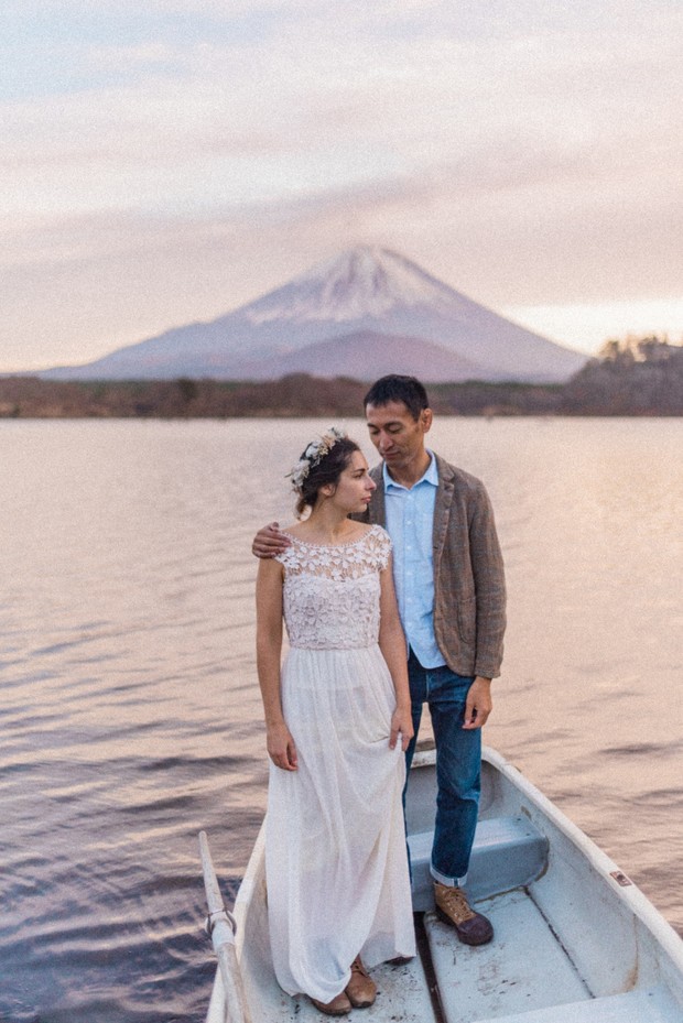 fall wedding couple photo idea with Mount Fuji in the background