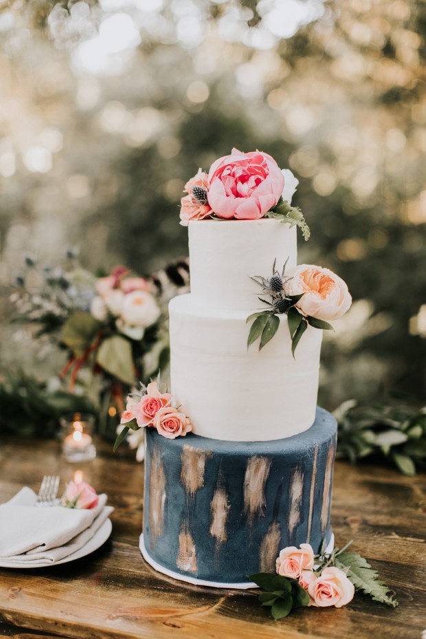 bold single tier wedding cake