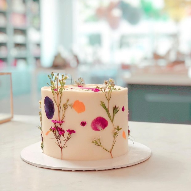 Edible Flower Cakes Are Our New Wedding Cake Flavor (Of the Year)