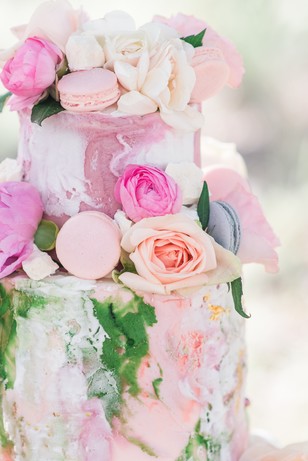 floral decorated wedding cake