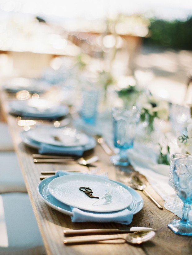 blue white and gold wedding table decor