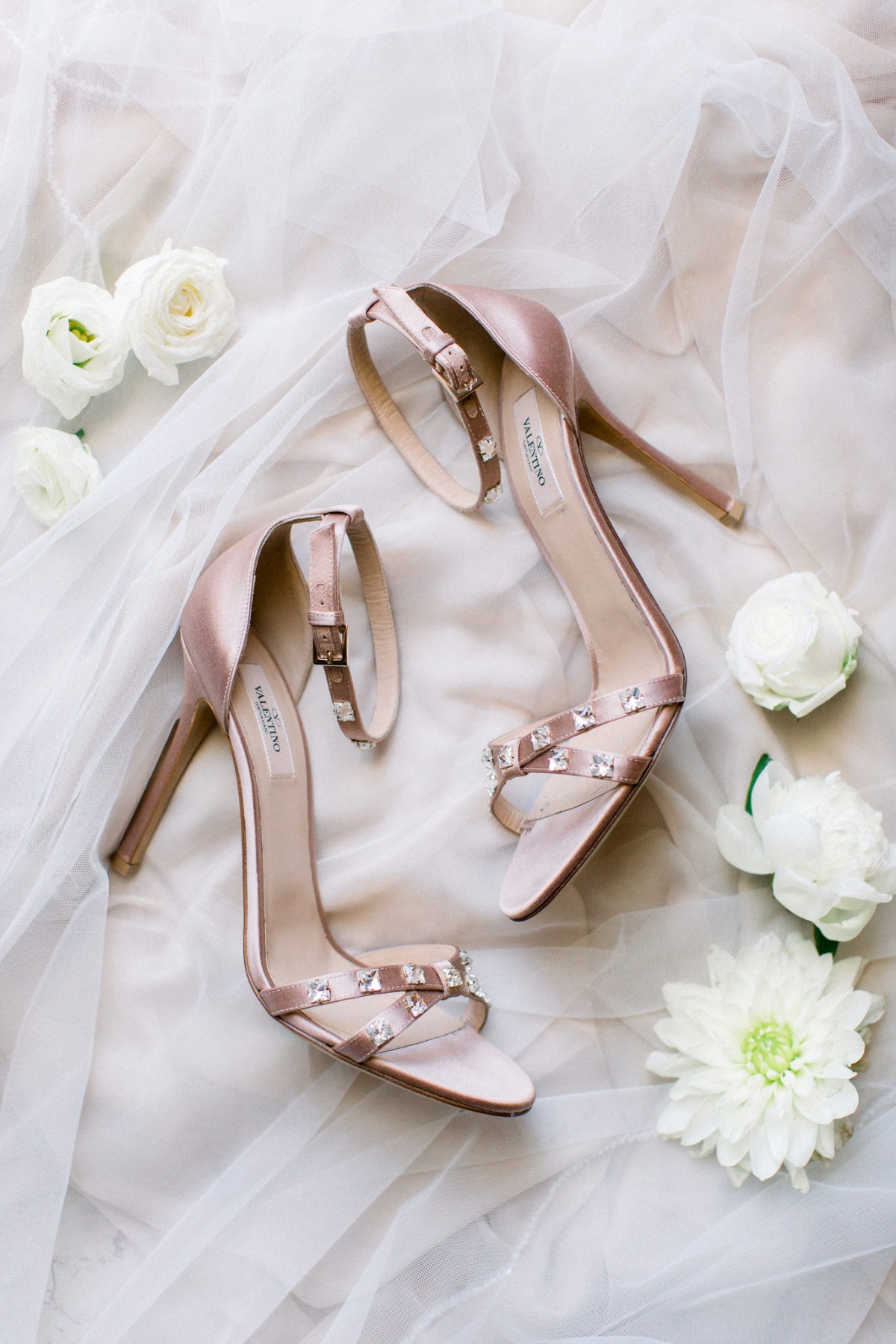 white-elegant-classy-romantic-wedding-th