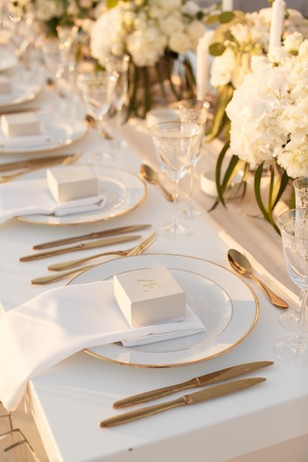 gold and white wedding table decor