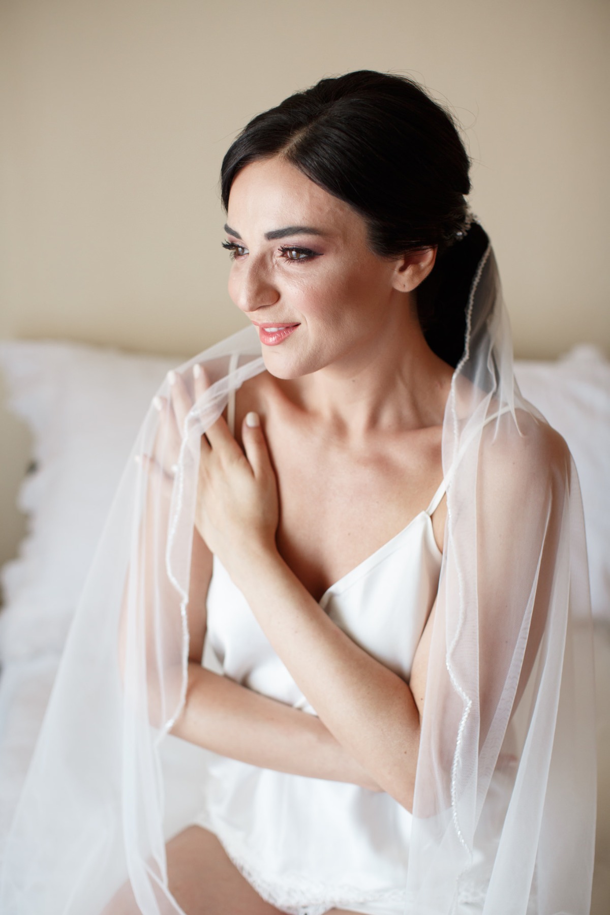 white-elegant-classy-romantic-wedding-th