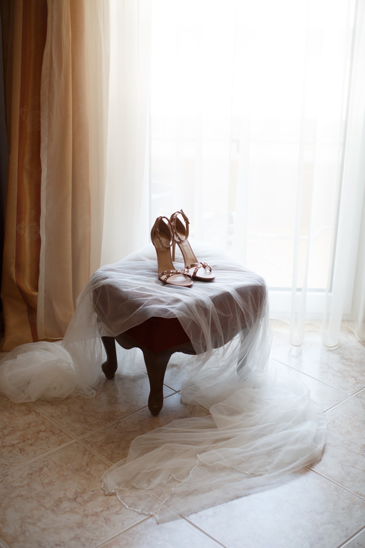 white-elegant-classy-romantic-wedding-th