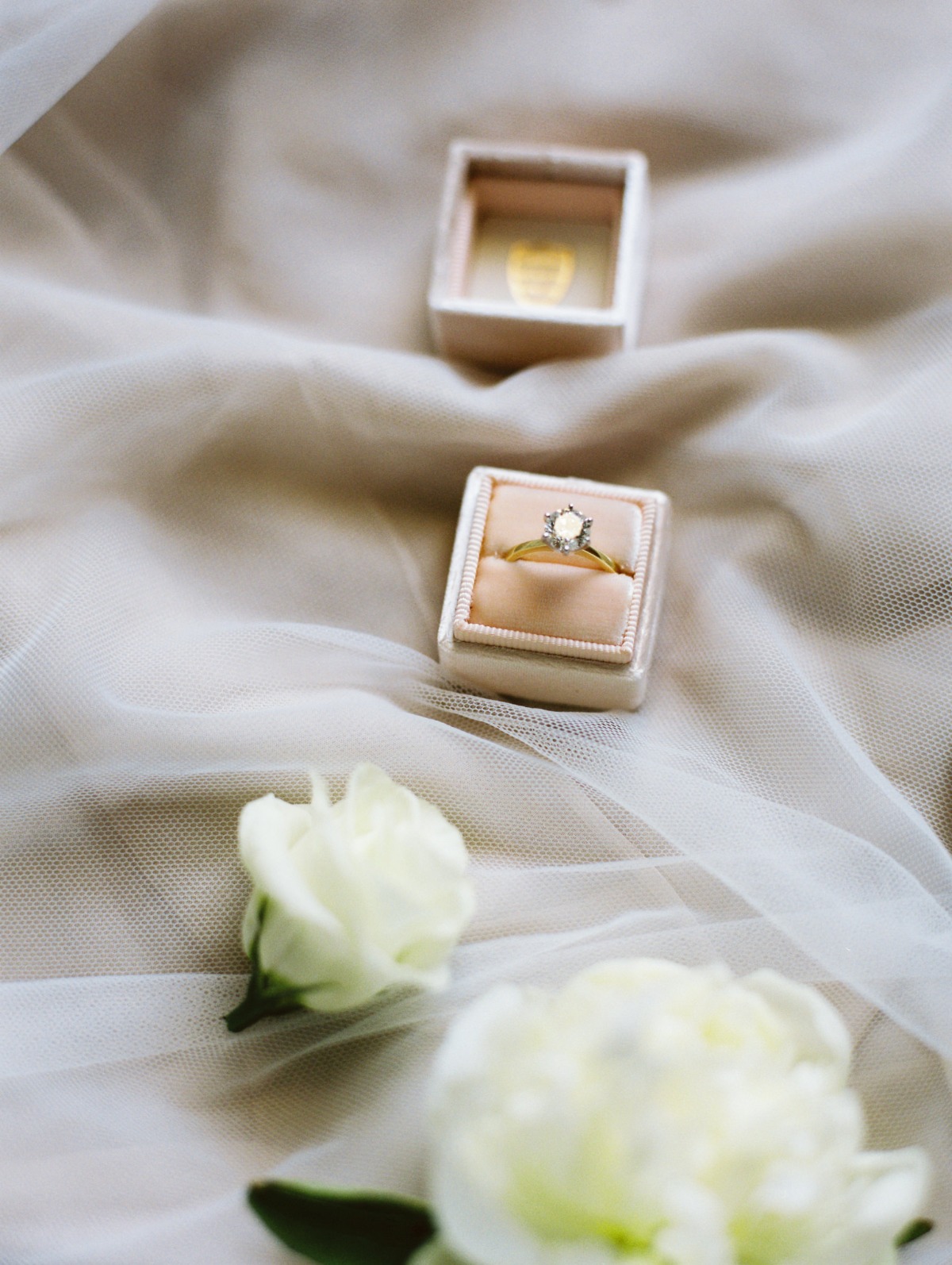 white-elegant-classy-romantic-wedding-th