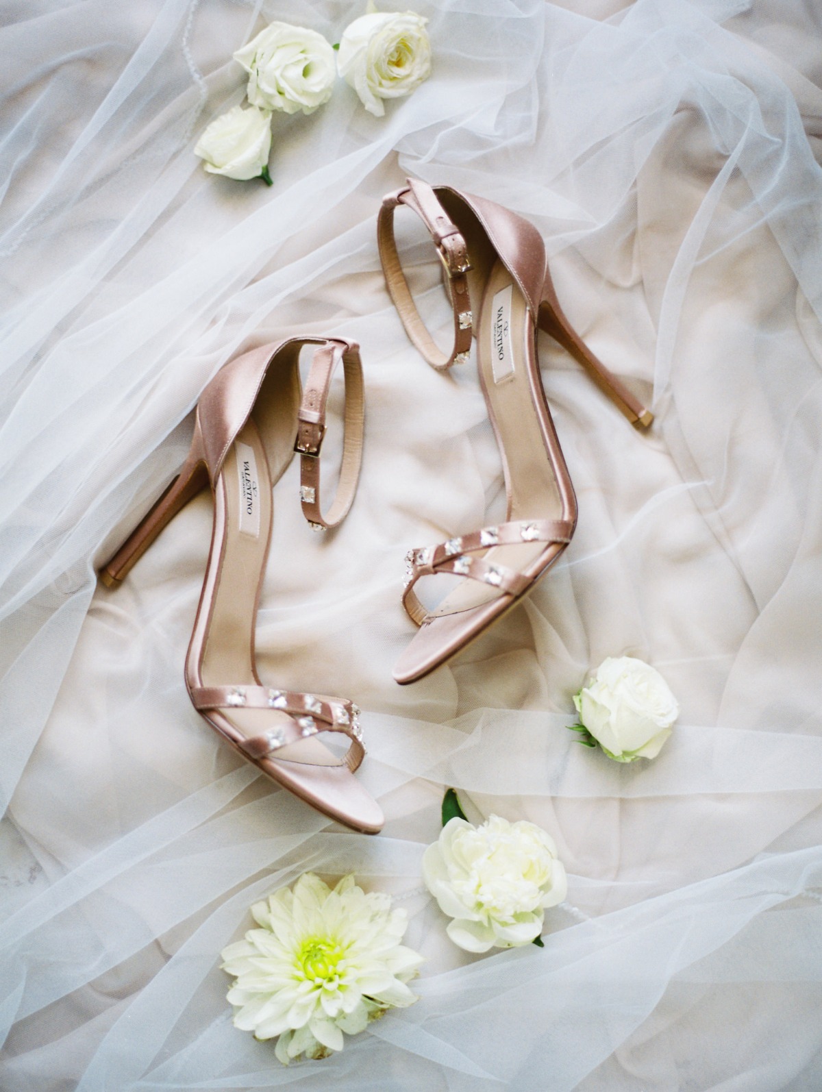 white-elegant-classy-romantic-wedding-th