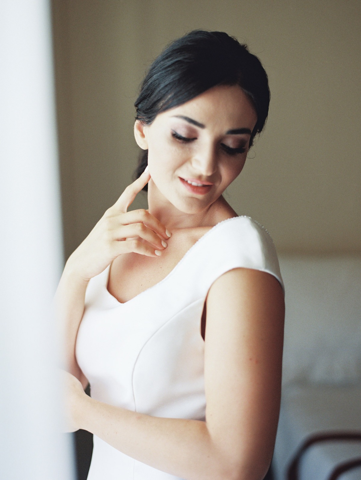 white-elegant-classy-romantic-wedding-th