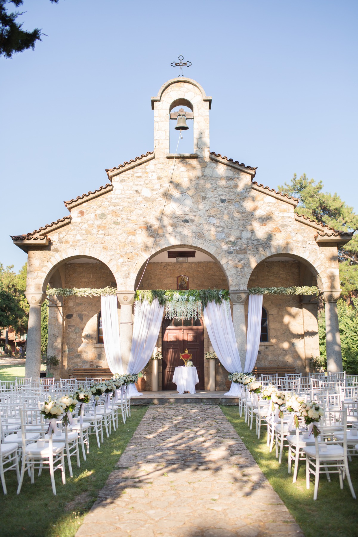white-elegant-classy-romantic-wedding-th