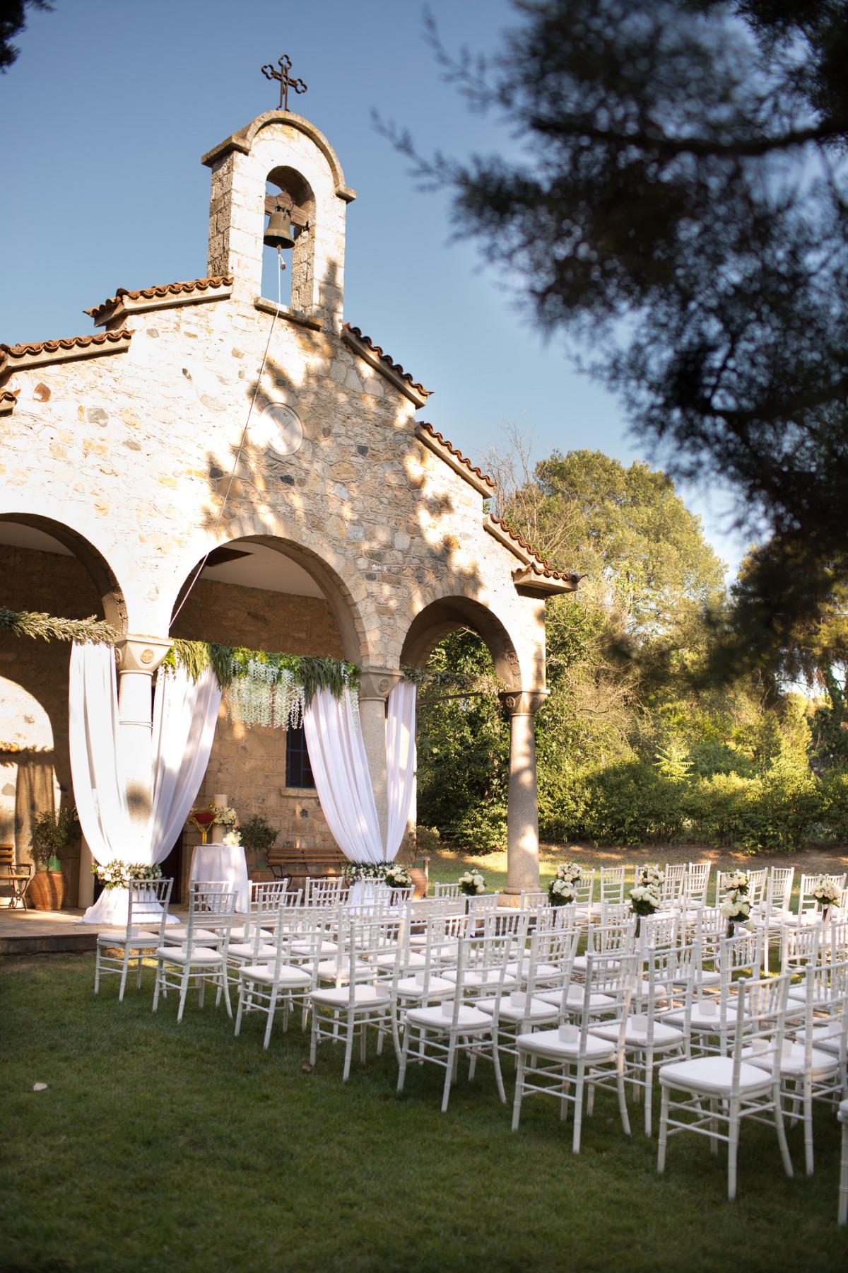 white-elegant-classy-romantic-wedding-th