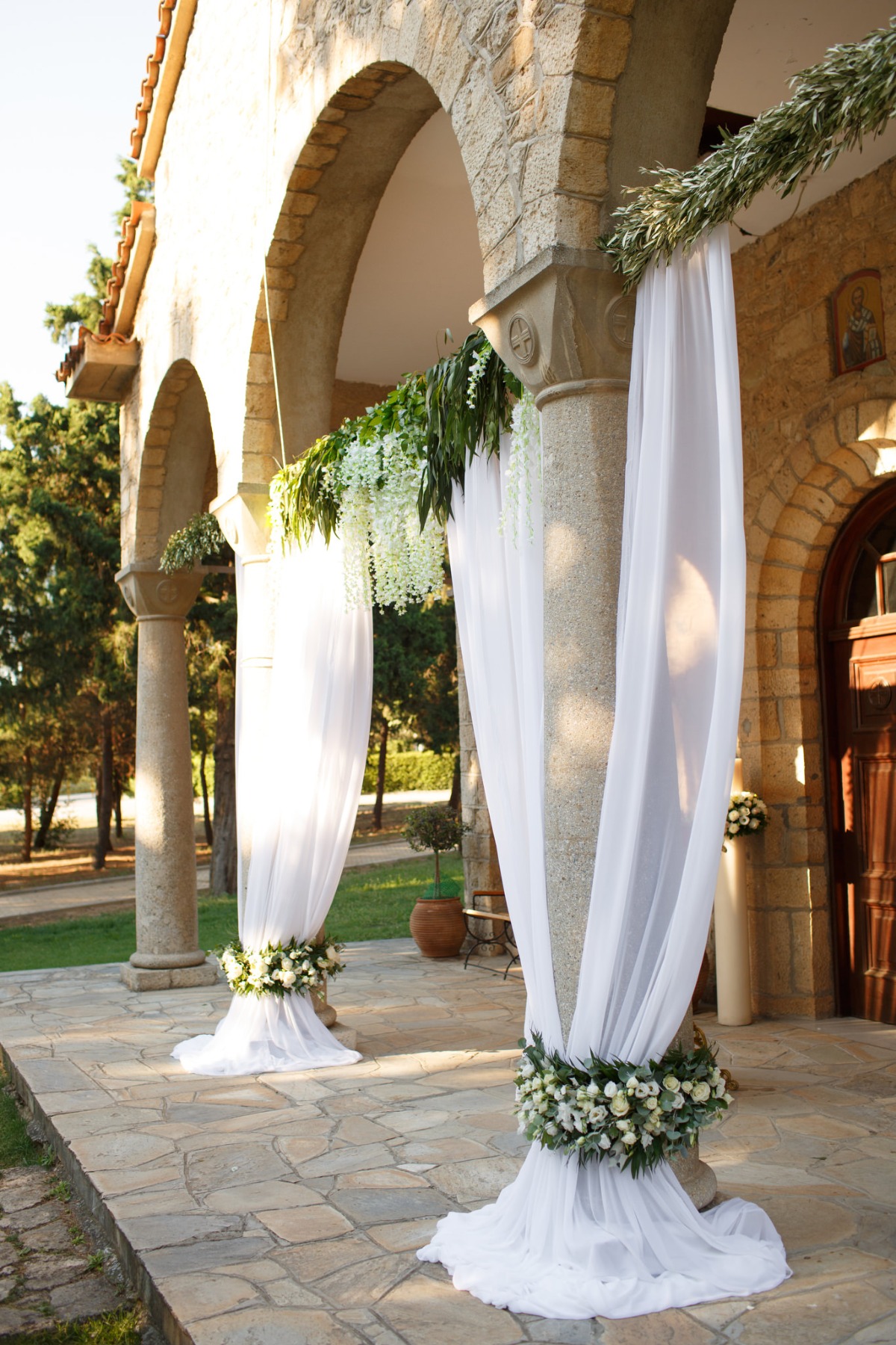 white-elegant-classy-romantic-wedding-th