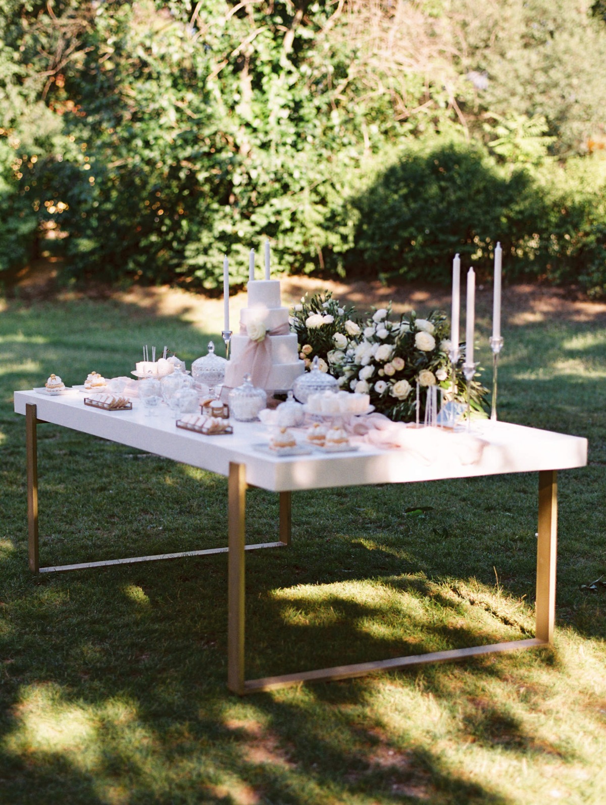 white-elegant-classy-romantic-wedding-th