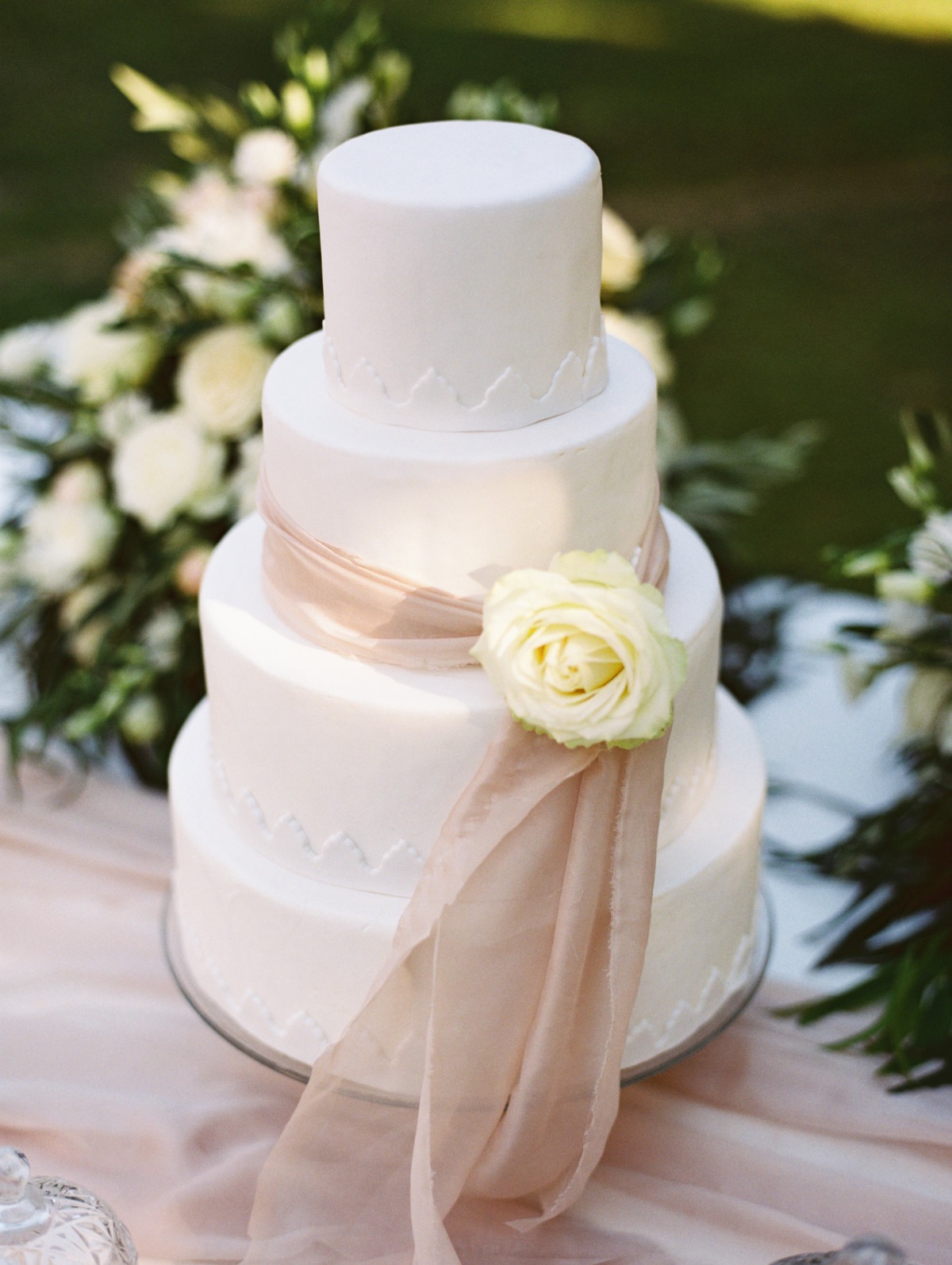 white-elegant-classy-romantic-wedding-th