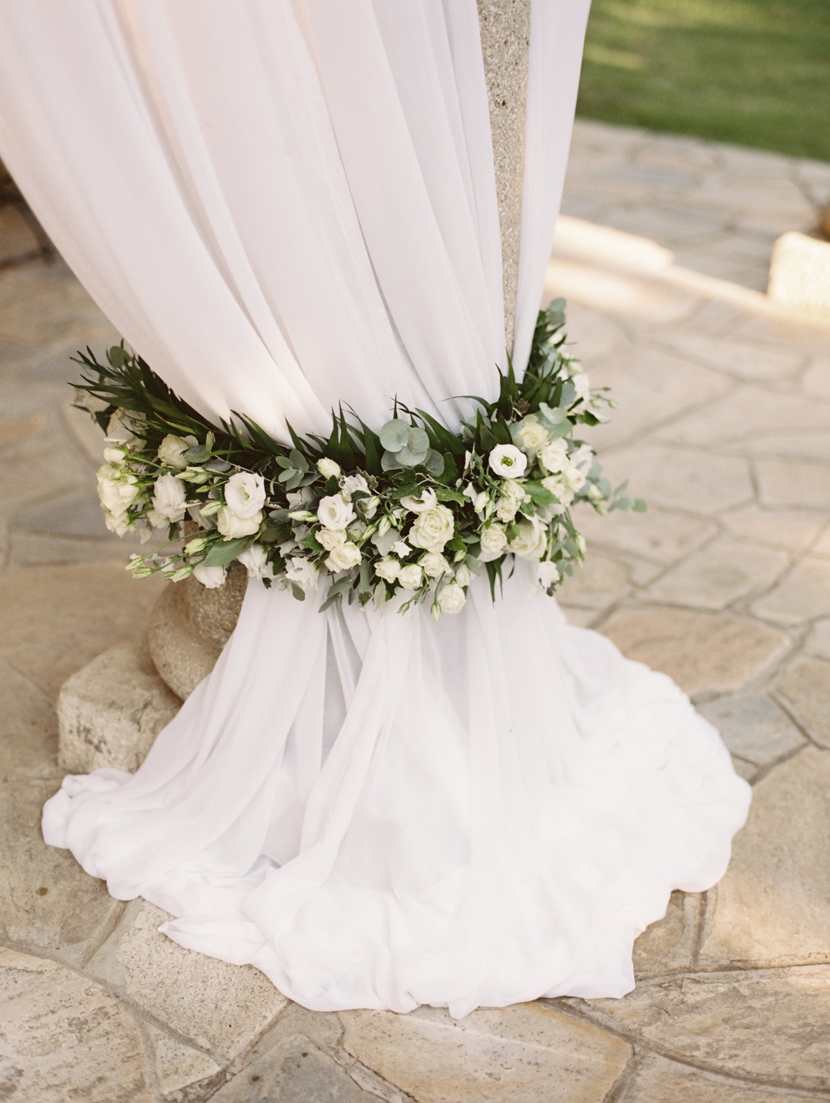 white-elegant-classy-romantic-wedding-th