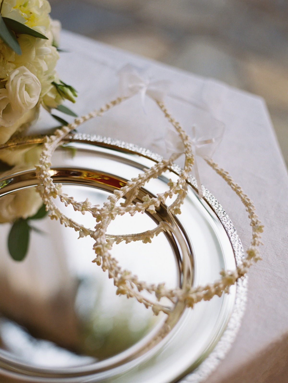 white-elegant-classy-romantic-wedding-th