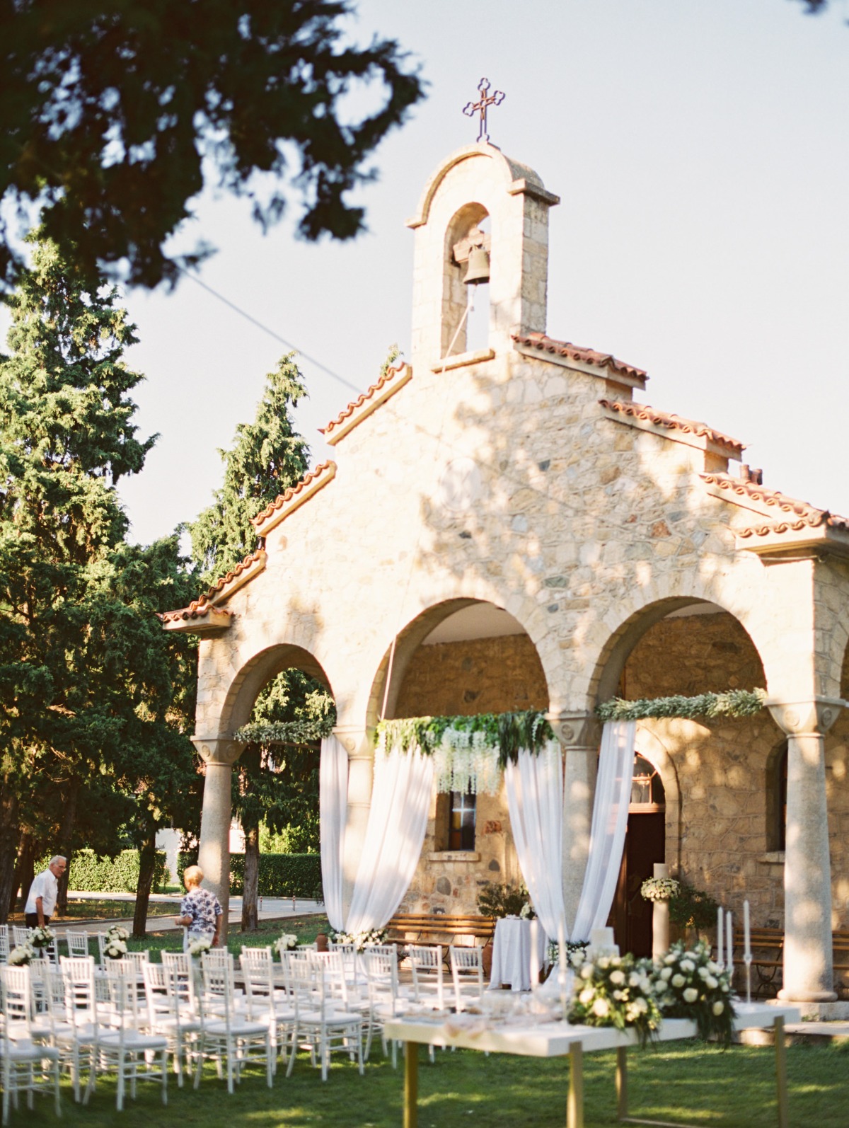 white-elegant-classy-romantic-wedding-th