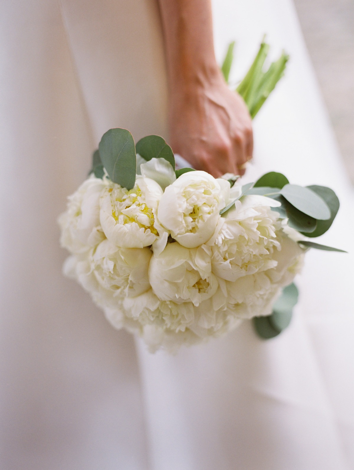 white-elegant-classy-romantic-wedding-th