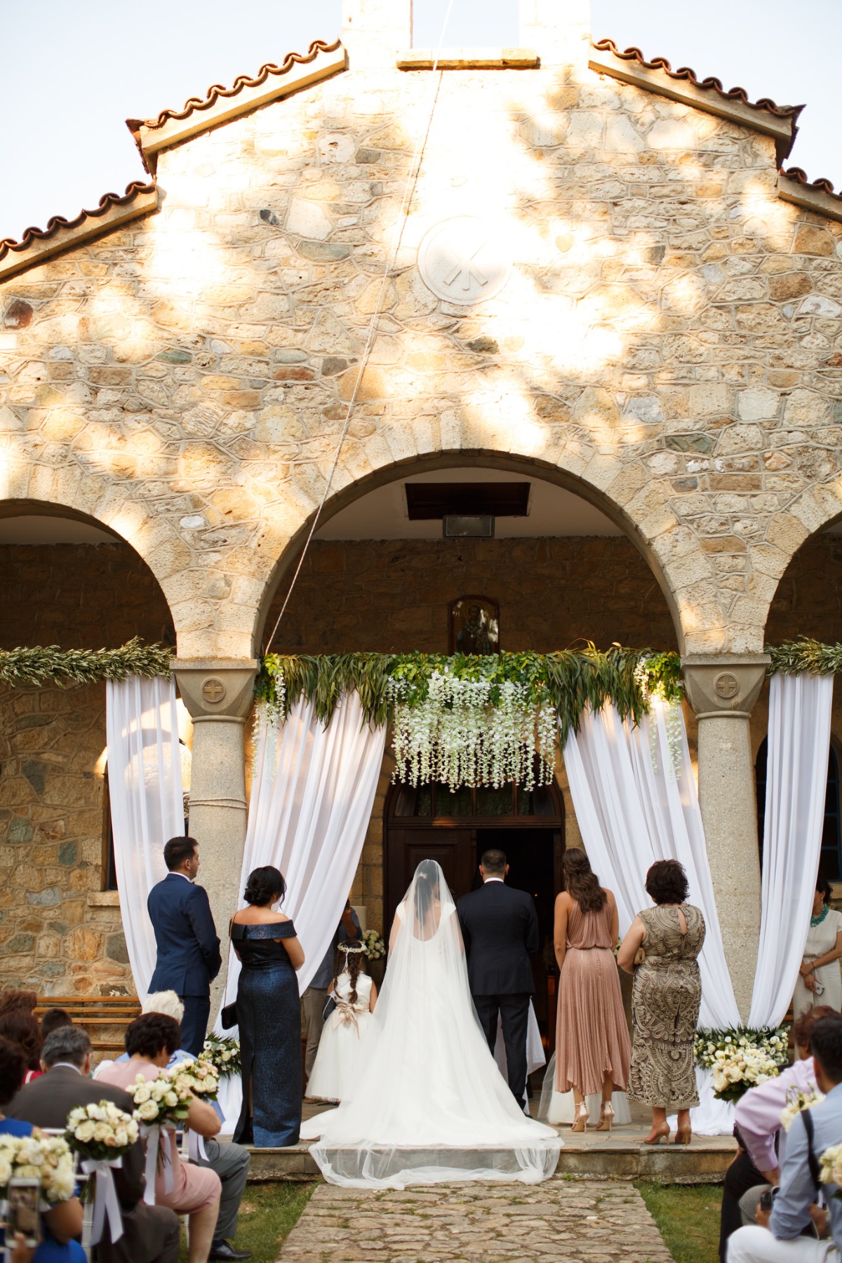 white-elegant-classy-romantic-wedding-th