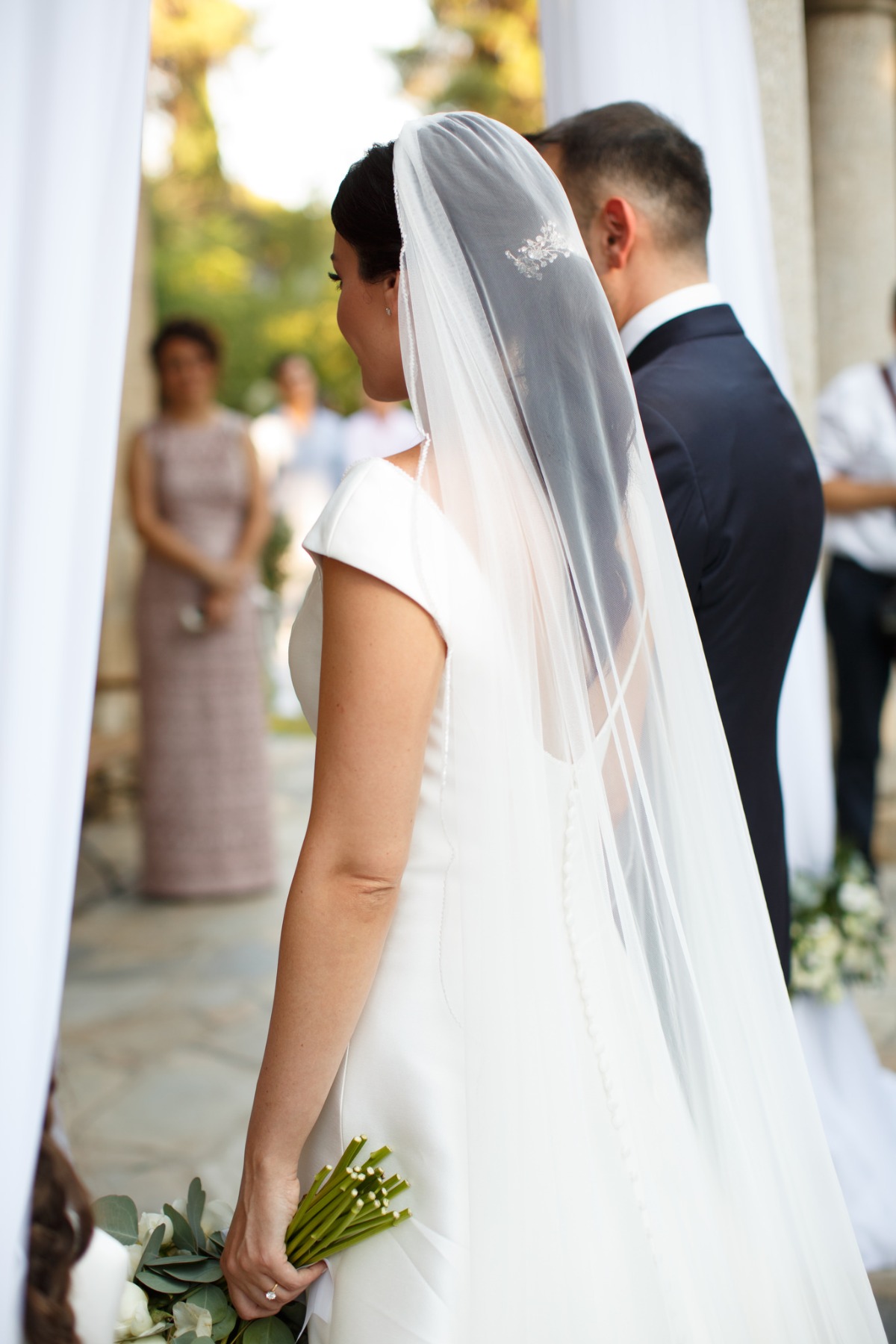white-elegant-classy-romantic-wedding-th