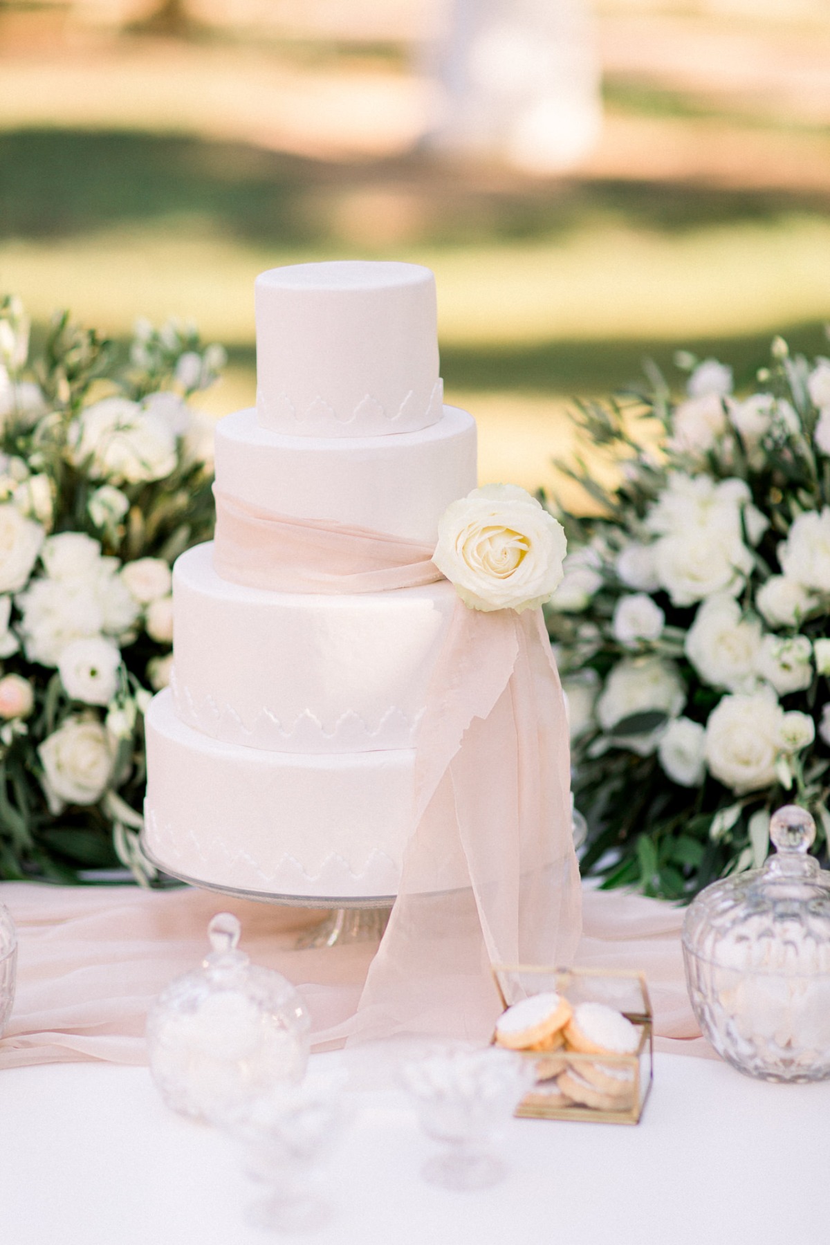 white-elegant-classy-romantic-wedding-th