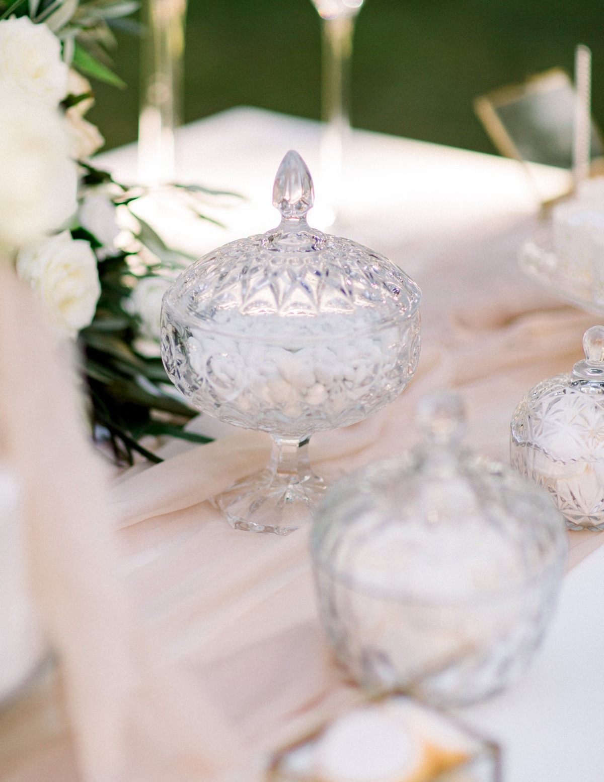 white-elegant-classy-romantic-wedding-th