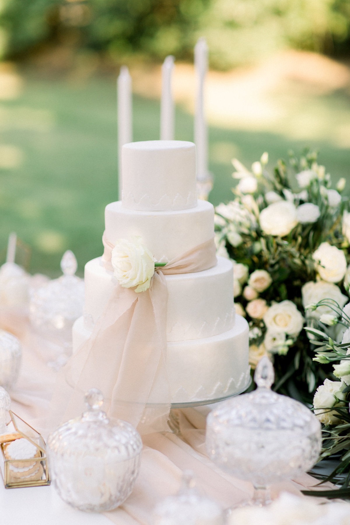 white-elegant-classy-romantic-wedding-th