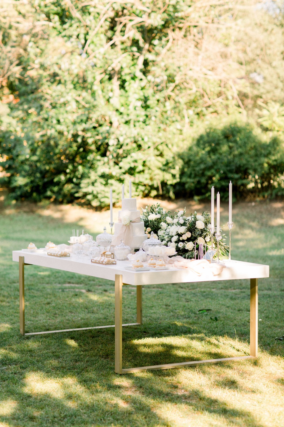 white-elegant-classy-romantic-wedding-th
