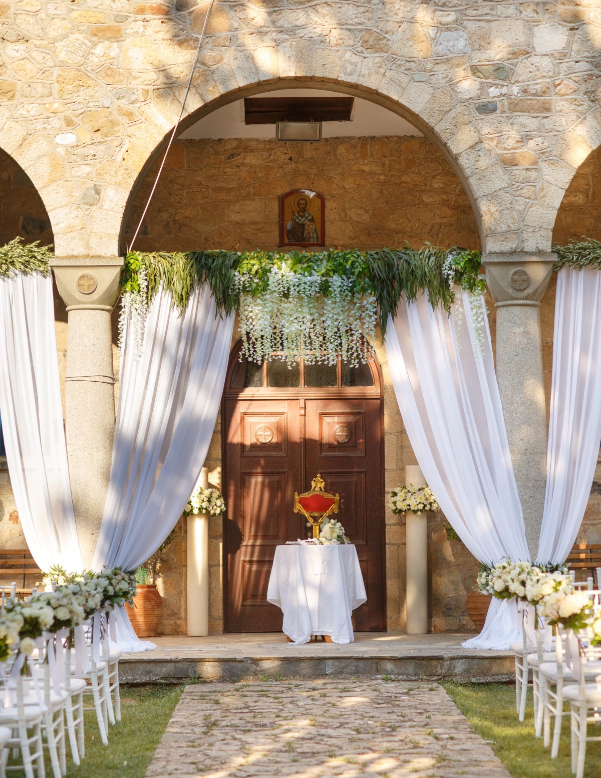 white-elegant-classy-romantic-wedding-th