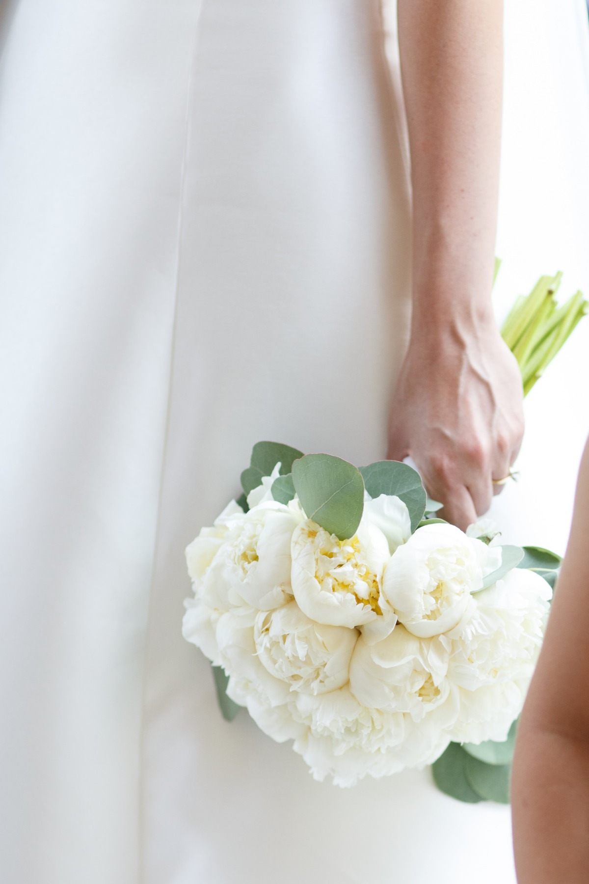 white-elegant-classy-romantic-wedding-th